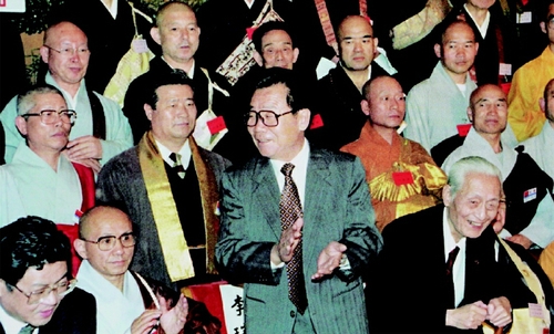 1995年5月22日，李瑞環(huán)主席在人民大會堂與出席中國、韓國、日本佛教友好交流會議的代表合影。  新華社發(fā)