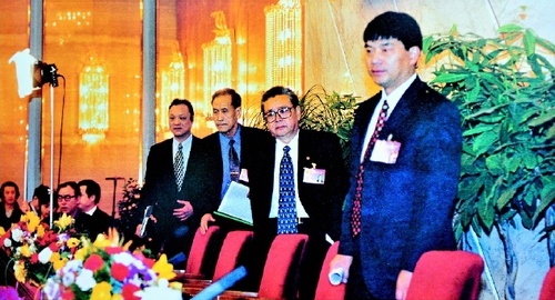 二○○○年三月七日，全國(guó)政協(xié)九屆三次會(huì)議舉行記者招待會(huì)，朱培康、韓應(yīng)選、陳宗興、劉永好四位委員就西部大開(kāi)發(fā)問(wèn)題答記者問(wèn)。    本報(bào)記者  姜貴東  攝