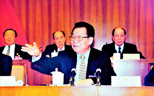 二○○○年六月，政協(xié)第九屆全國(guó)委員會(huì)召開(kāi)第十四次常委會(huì)議。    俞寧  攝