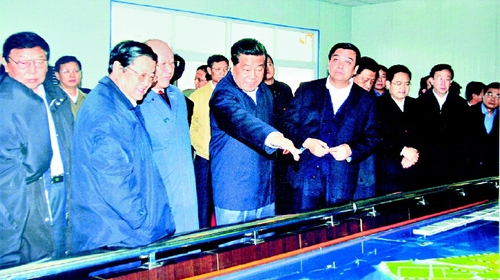 賈慶林主席率調(diào)研組視察唐山曹妃甸工業(yè)區(qū)。    新華社發(fā)