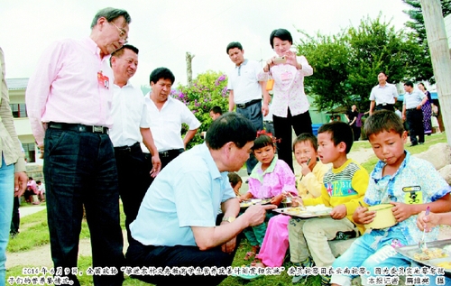 2014年6月9日，全國(guó)政協(xié)“推進(jìn)農(nóng)村義務(wù)教育學(xué)生營(yíng)養(yǎng)改善計(jì)劃貫徹實(shí)施”委員視察團(tuán)在云南視察。圖為委員實(shí)地察看孩子們的營(yíng)養(yǎng)餐情況。  本報(bào)記者 廉維亮 攝