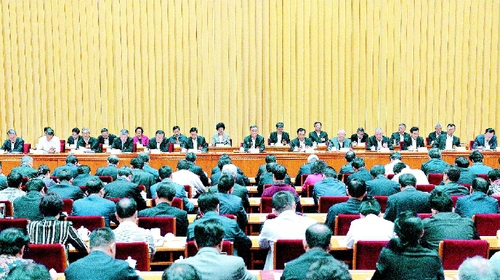 2018年9月29日至30日，全國政協(xié)在北京召開習(xí)近平總書記關(guān)于加強(qiáng)和改進(jìn)人民政協(xié)工作的重要思想理論研討會。中共中央政治局常委、全國政協(xié)主席汪洋出席會議并講話。    本報記者 齊波 攝