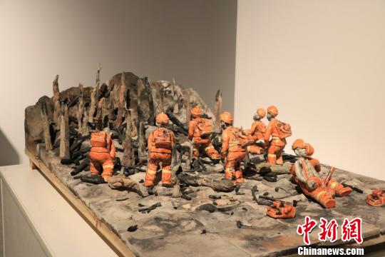 9月20日，第十三屆全國美術(shù)作品展覽陶藝作品展作品《逆行者》?！±铐嵑?攝