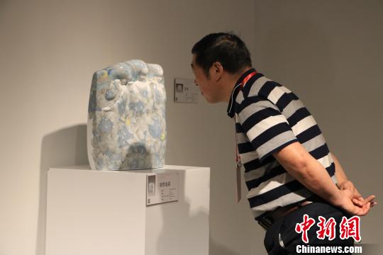 9月20日，第十三屆全國美術(shù)作品展覽陶藝作品展作品吸引觀者駐足觀賞?！±铐嵑?攝