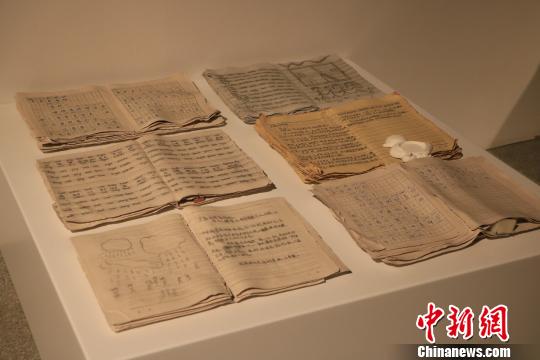9月20日，第十三屆全國美術(shù)作品展覽陶藝作品展作品《童志浮生》?！±铐嵑?攝