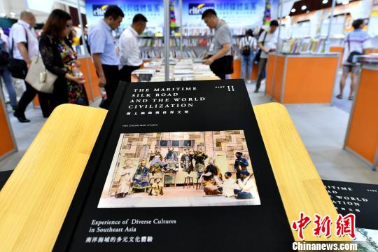 臺灣最大開本藝術(shù)圖書在“海圖會”上展出?！蚊?攝