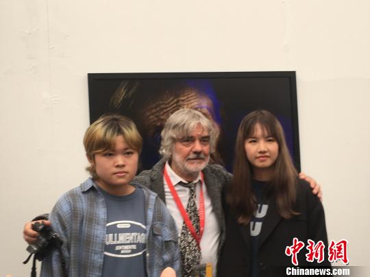 弗拉基米爾·維亞特金與年輕攝影愛好者交流。　高雨晴 攝