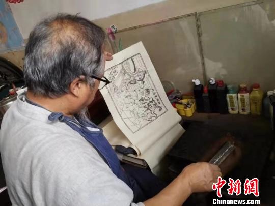 18歲那年，山西絳州木版年畫(huà)傳承人吳百鎖第一次接觸絳州木版年畫(huà)，便被它古樸的線條和厚重的色彩所吸引?！钆迮?攝