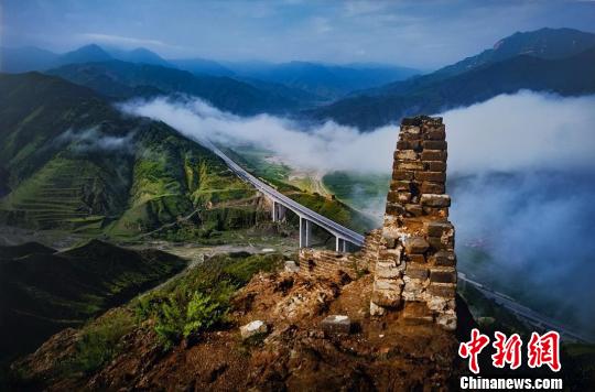 楊建民介紹，這幅作品的取景地點(diǎn)是白草口長(zhǎng)城，也叫猴兒嶺長(zhǎng)城。為了拍攝這張照片，他已經(jīng)數(shù)不清自己究竟去了多少次，有時(shí)候時(shí)間趕不上，有時(shí)候去了找不到感覺(jué)，只能無(wú)功而返?！黔?攝