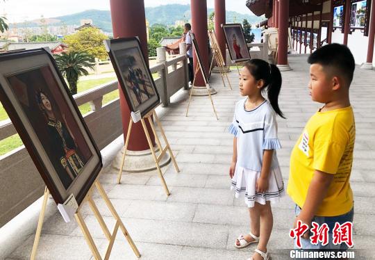 圖為市民參觀油畫(huà)作品展?！×珠派?攝