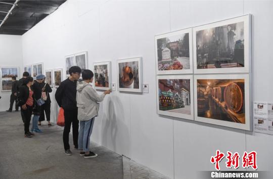 《國家工業(yè)遺產(chǎn)影像志》攝影展旨在弘揚(yáng)工業(yè)文化，傳播工業(yè)精神。　武俊杰 攝