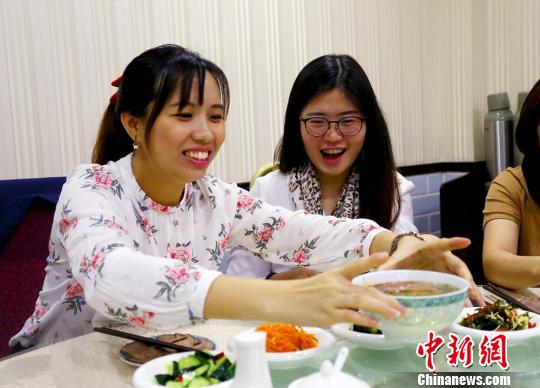 馬來西亞的華青品嘗蘭州牛肉面?！「哒?攝