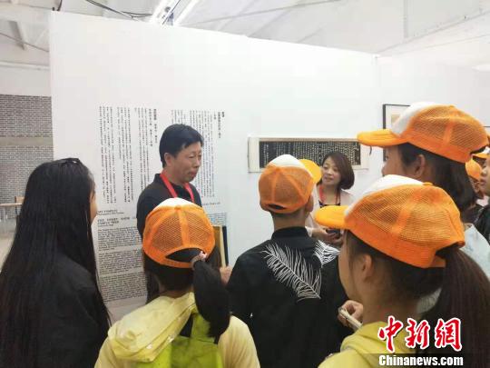 魏躍華希望，以后每隔30年由魏氏家族族長或有能力的家族成員續(xù)修家譜，及時將家譜延續(xù)下去，傳承家譜文化，形成族規(guī)?！钆迮?攝