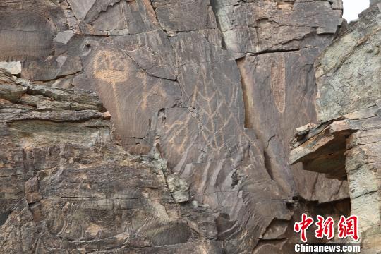 圖為考古人員發(fā)現(xiàn)的巖畫?！±顏喣?攝