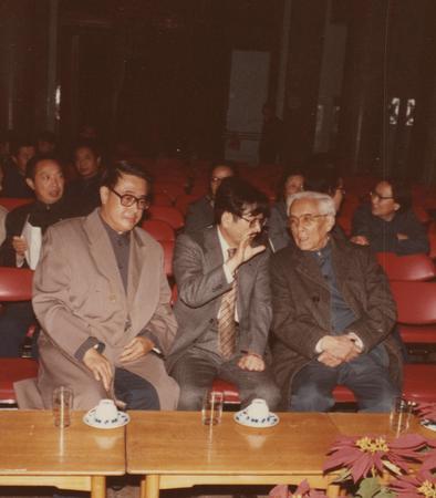 11--1984年10月，許中明委員（左）陪同周培源副主席（右）觀看衛(wèi)星廣播接收設(shè)備