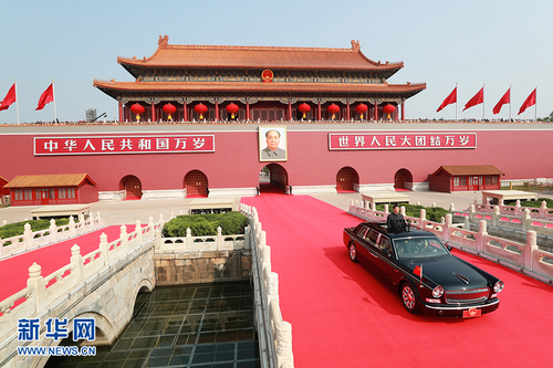 10月1日，慶祝中華人民共和國成立70周年大會(huì)在北京天安門廣場隆重舉行。中共中央總書記、國家主席、中央軍委主席習(xí)近平發(fā)表重要講話并檢閱受閱部隊(duì)。這是習(xí)近平乘坐檢閱車，經(jīng)過金水橋，駛上長安街。 新華社記者 龐興雷 攝