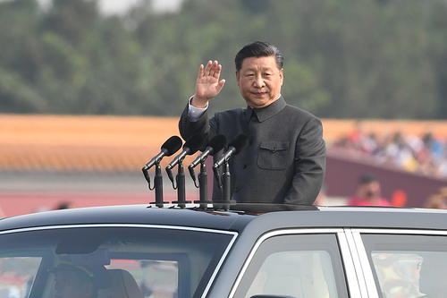 　10月1日，慶祝中華人民共和國成立70周年大會(huì)在北京天安門廣場隆重舉行。這是中共中央總書記、國家主席、中央軍委主席習(xí)近平檢閱受閱部隊(duì)。 新華社記者 燕雁 攝