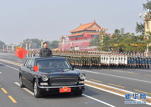 10月1日，慶祝中華人民共和國成立70周年大會(huì)在北京天安門廣場隆重舉行。這是中共中央總書記、國家主席、中央軍委主席習(xí)近平檢閱受閱部隊(duì)。 新華社記者 李濤 攝