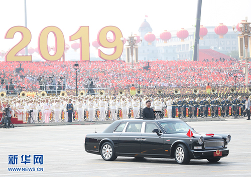 10月1日，慶祝中華人民共和國成立70周年大會(huì)在北京天安門廣場隆重舉行。這是中共中央總書記、國家主席、中央軍委主席習(xí)近平檢閱受閱部隊(duì)。 新華社記者 劉衛(wèi)兵 攝  jpg