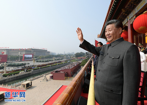 10月1日，慶祝中華人民共和國成立70周年大會(huì)在北京天安門廣場隆重舉行。中共中央總書記、國家主席、中央軍委主席習(xí)近平發(fā)表重要講話并檢閱受閱部隊(duì)。這是習(xí)近平在天安門城樓上。 新華社記者 李學(xué)仁 攝