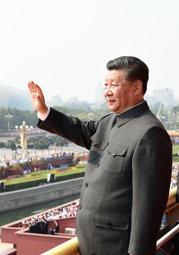 10月1日，慶祝中華人民共和國成立70周年大會(huì)在北京天安門廣場隆重舉行。中共中央總書記、國家主席、中央軍委主席習(xí)近平發(fā)表重要講話并檢閱受閱部隊(duì)。這是習(xí)近平在天安門城樓上。 新華社記者 謝環(huán)馳 攝