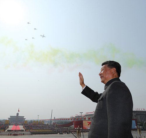 10月1日，慶祝中華人民共和國成立70周年大會(huì)在北京天安門廣場隆重舉行。中共中央總書記、國家主席、中央軍委主席習(xí)近平發(fā)表重要講話并檢閱受閱部隊(duì)。這是習(xí)近平在天安門城樓上。 新華社記者 鞠鵬 攝jpg