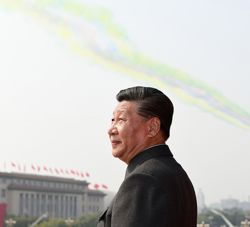 10月1日，慶祝中華人民共和國成立70周年大會(huì)在北京天安門廣場隆重舉行。中共中央總書記、國家主席、中央軍委主席習(xí)近平發(fā)表重要講話并檢閱受閱部隊(duì)。這是習(xí)近平在天安門城樓上。 新華社記者 謝環(huán)馳   攝