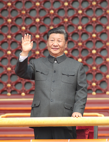 10月1日，慶祝中華人民共和國成立70周年大會(huì)在北京天安門廣場隆重舉行。中共中央總書記、國家主席、中央軍委主席習(xí)近平發(fā)表重要講話并檢閱受閱部隊(duì)。這是習(xí)近平在天安門城樓上。 新華社記者 黃敬文 攝