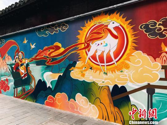 為了讓“網(wǎng)紅墻”呈現(xiàn)最佳效果，“網(wǎng)紅墻”由世界頂尖的設(shè)計與涂鴉團(tuán)隊(duì)操刀。　康玉湛 攝