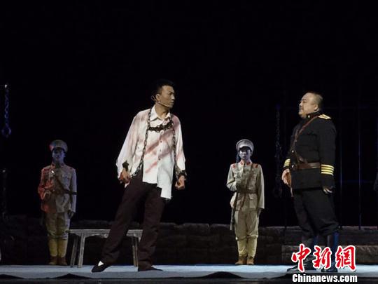 圖為首部二人臺(tái)革命歷史劇《多松年》演出現(xiàn)場。呼和浩特民族演藝集團(tuán)供圖 張瑋 攝