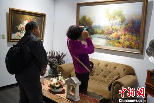 家居情景式朝鮮主題油畫展打造歐式、中式等不同主題風(fēng)格的家居空間。　張丹丹 攝
