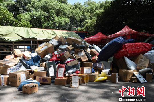 圖為重慶高校快遞點包裹堆積如山?！≈芤?攝
