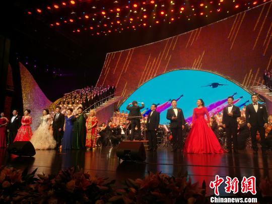 著名女高音歌唱家、聲樂教育家郭淑珍擔任音樂會音樂總監(jiān)、聲樂指導，著名作曲家、聲樂教育家姚峰擔任指揮?！∴嵭〖t 攝