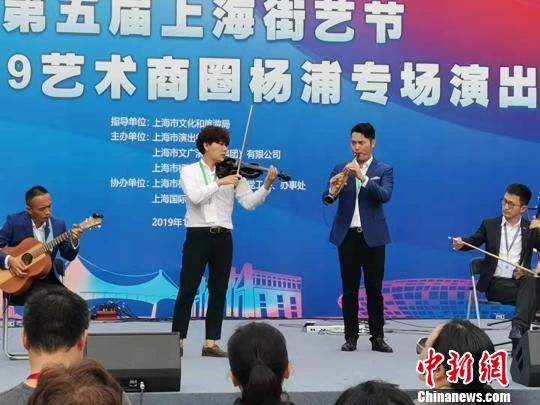 中韓街頭藝人共同深情演奏《梁?！贰！￡愳o 攝