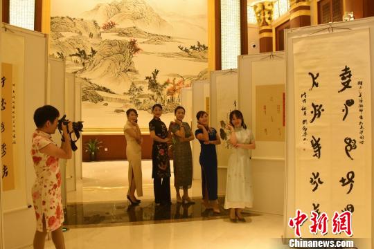 女書(shū)書(shū)法展示?！〗揽h供圖 攝