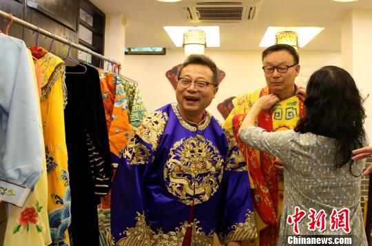 海外華文媒體記者試穿粵劇服裝。　朱柳融 攝