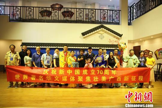海外華文媒體高層與梧州粵劇團(tuán)演員合影。　朱柳融 攝