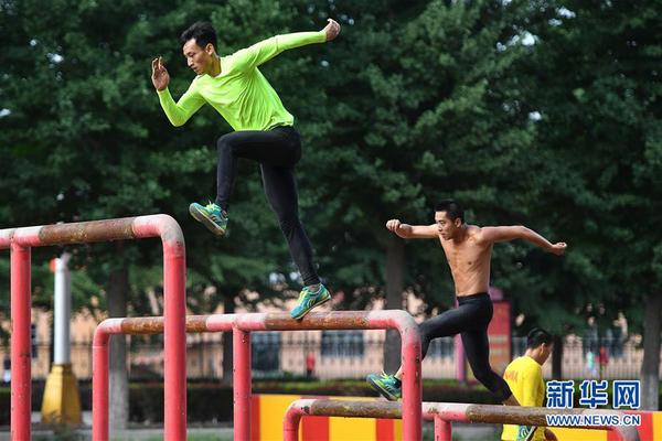 5、這是八一軍事五項(xiàng)隊(duì)男隊(duì)員在進(jìn)行500米障礙跑訓(xùn)練