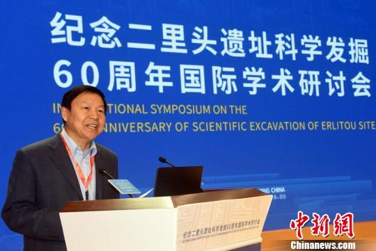 許宏研究員主持紀(jì)念二里頭遺址科學(xué)發(fā)掘60周年國(guó)際學(xué)術(shù)研討會(huì)?！O自法 攝