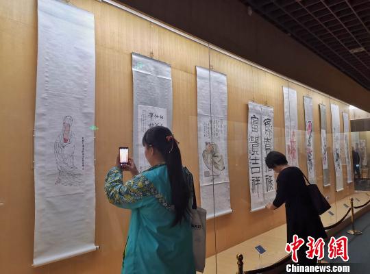 圖為觀眾走進(jìn)濰坊市博物館，參觀齊白石百幅書畫作品展?！≮w曉 攝