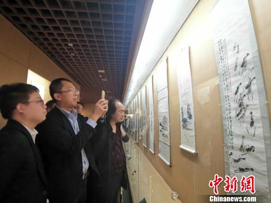 此次展覽較為全面地呈現(xiàn)了齊白石在不同創(chuàng)作階段的藝術(shù)特點(diǎn)?！≮w曉 攝