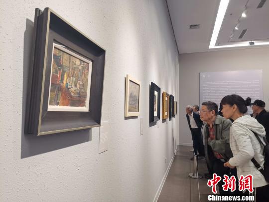 “百年油畫的軌跡——大都美術(shù)館油畫藏品展”20日在濰坊開幕?！≮w曉 攝
