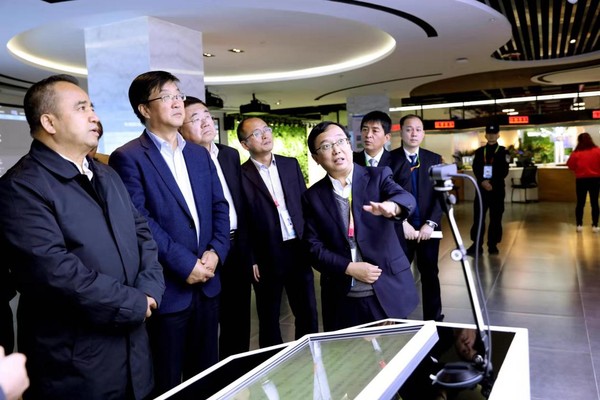 圖為民盟中央農(nóng)業(yè)委員會(huì)委員、楊凌示范區(qū)科技創(chuàng)新和轉(zhuǎn)化推廣局副局長、楊凌示范區(qū)科創(chuàng)中心（楊凌大學(xué)科技園）建設(shè)領(lǐng)導(dǎo)小組辦公室常務(wù)副主任王博文（右一）向前來參觀的新疆維吾爾自治區(qū)黨委常委、副主席艾爾肯?吐尼亞孜一行介紹情況。