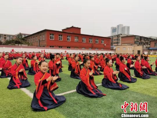 圖為學(xué)生們展演中國傳統(tǒng)文化?！畲笥?攝