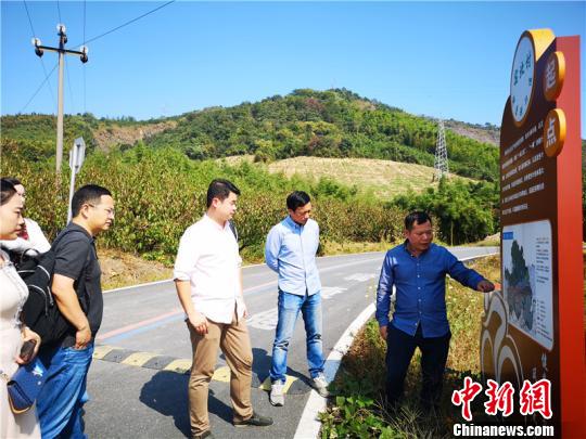 長三角高校學(xué)者走訪良渚古城遺址周圍村落?！堨蠚g 攝