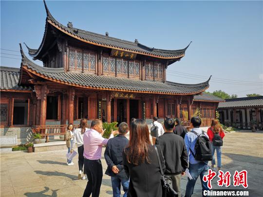 長三角高校學(xué)者走訪良渚古城遺址周圍村落。　張煜歡 攝