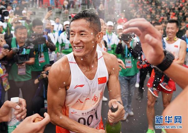 6  10月23日，中國選手潘玉程在第七屆世界軍人運(yùn)動(dòng)會(huì)軍事五項(xiàng)男子個(gè)人全能越野跑比賽后慶祝。他以5617.5分的總成績獲得男子個(gè)人全能冠軍。新華社記者賀長山攝