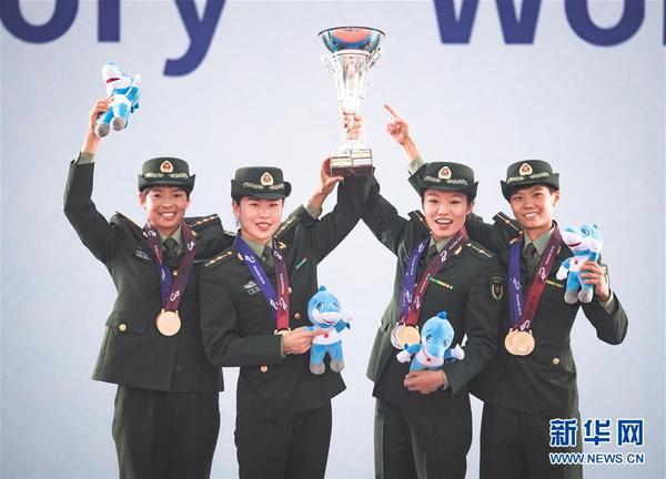 7　10月24日，中國軍事五項(xiàng)選手盧嬪嬪、管超楠、孫洪燕、王堂林（由右至左）在第七屆世界軍人運(yùn)動(dòng)會(huì)頒獎(jiǎng)儀式上。新華社記者肖藝九攝