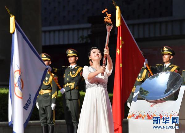 9　2019年8月1日，采火使者方銘璐在第七屆世界軍人運(yùn)動(dòng)會(huì)圣火火種采集和火炬?zhèn)鬟f啟動(dòng)儀式上點(diǎn)燃采火棒。新華社記者彭昭之?dāng)z