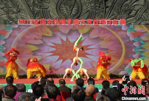 圖為開幕式現(xiàn)場的雜技表演?！〉杂鸺?攝